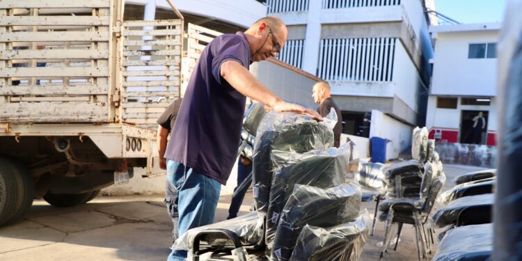 Entrega Secretaría de Salud 50 sillas al ISSSTE