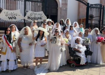 Moños negros en señal de luto por las víctimas, portan “Las Novias de Culiacán”