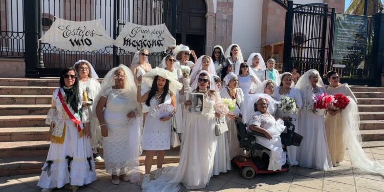 Moños negros en señal de luto por las víctimas, portan “Las Novias de Culiacán”