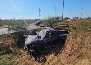 Muere en volcadura de camioneta un vecino de Capistrano