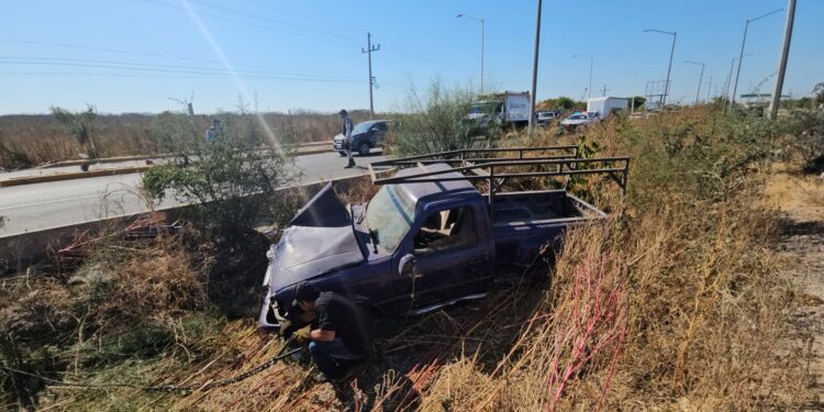 Muere en volcadura de camioneta un vecino de Capistrano