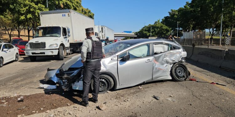 Carambola de varios vehículos deja miles de pesos en pérdidas en “La Costerita”