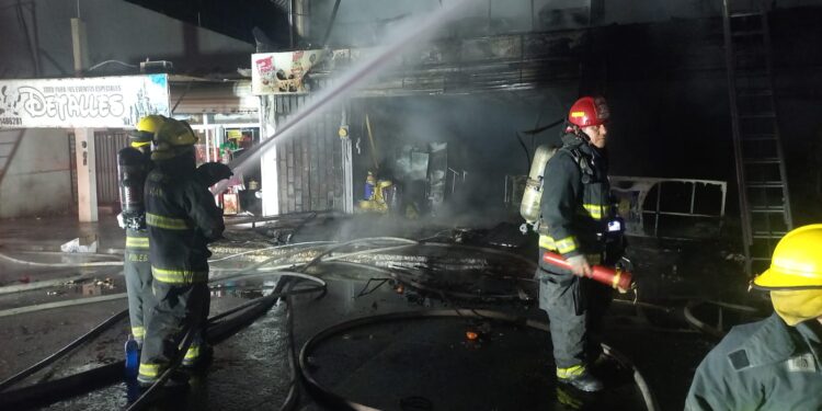 Autoridades confirman una persona fallecida en el incendio de dulcería en Navolato