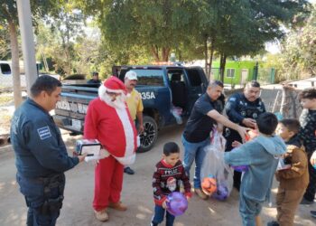 ¡Feliz Navidad! Policías y elementos de PC de Badiraguato entregan juguetes a niñas y niños de comunidades
