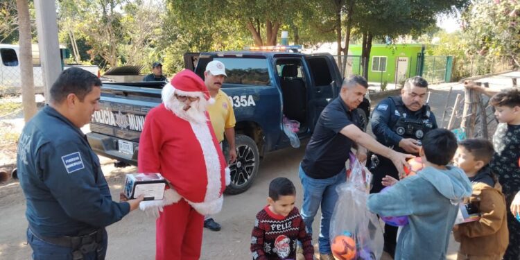 ¡Feliz Navidad! Policías y elementos de PC de Badiraguato entregan juguetes a niñas y niños de comunidades