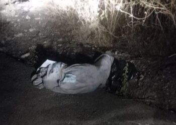 Hallan a un ejecutado envuelto en una sábana blanca y con un narcomensaje