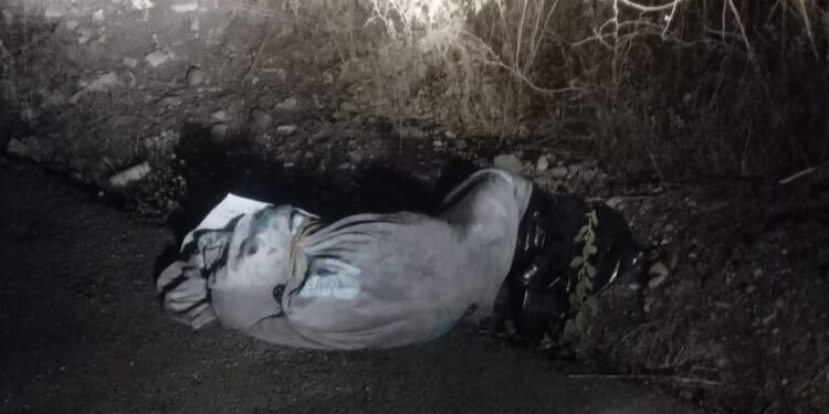 Hallan a un ejecutado envuelto en una sábana blanca y con un narcomensaje