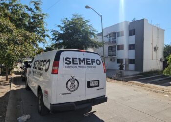 Hallan sin vida a un hombre en el tercer piso de una torre de departamentos