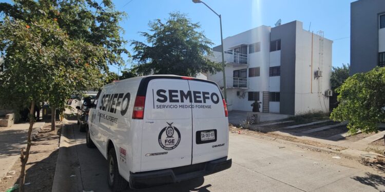 Hallan sin vida a un hombre en el tercer piso de una torre de departamentos
