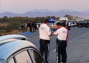 Atropellan a una pareja en motocicleta; fallece el conductor