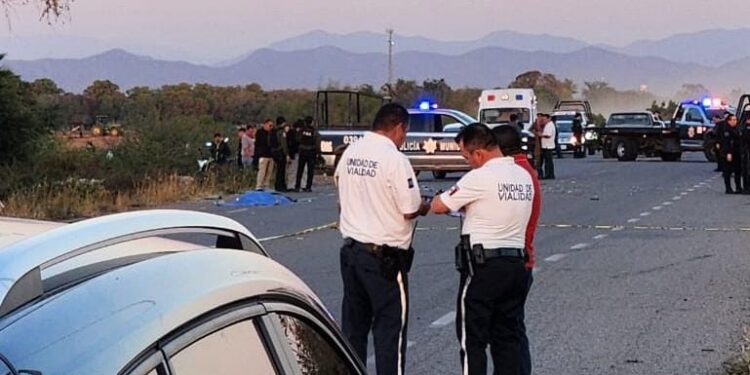 Atropellan a una pareja en motocicleta; fallece el conductor