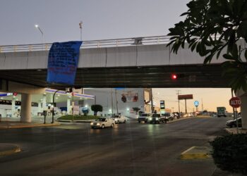 Amanece una narcomanta colgando del puente frente al Parque Culiacán 87