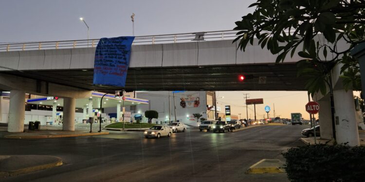 Amanece una narcomanta colgando del puente frente al Parque Culiacán 87