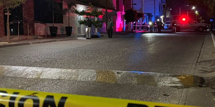 Abandonan a 2 hombres asesinados y encobijados frente a restaurante de Suchi en La Campiña