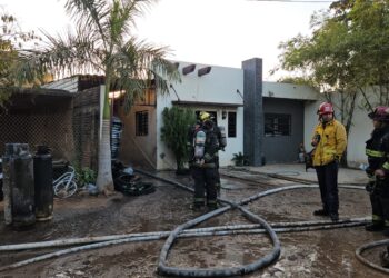 Se quema casa en Loma de Rodriguera; hay una persona quemada