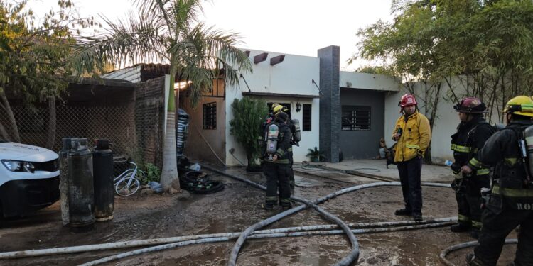Se quema casa en Loma de Rodriguera; hay una persona quemada