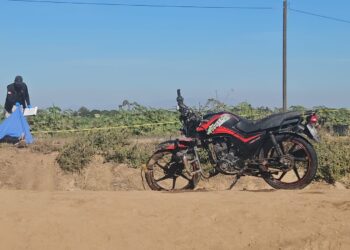 Cayó con todo y motocicleta a un canal y murió