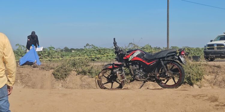 Cayó con todo y motocicleta a un canal y murió