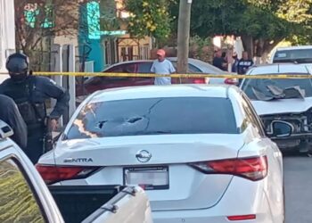 Se meten a una casa buscando a su víctima y al no hallarlo disparan contra un automóvil
