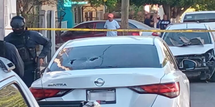 Se meten a una casa buscando a su víctima y al no hallarlo disparan contra un automóvil
