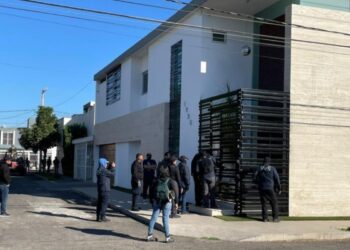 Aseguran dos camionetas de lujo en residencia canteada en Las Quintas