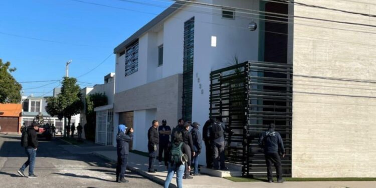 Aseguran dos camionetas de lujo en residencia canteada en Las Quintas