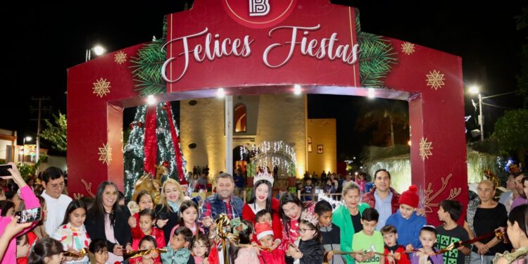 Llega la navidad a Badiraguato con el encendido del tradicional árbol navideño