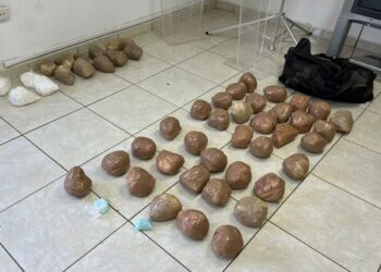 Detienen a culichi que transportaba dos maletas con paquetes de pastillas de fentanilo y dosis de cristal