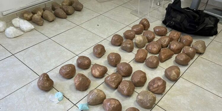 Detienen a culichi que transportaba dos maletas con paquetes de pastillas de fentanilo y dosis de cristal