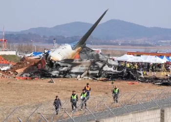 Se estrella e incendia avión en Corea del Sur; al menos 120 muertos