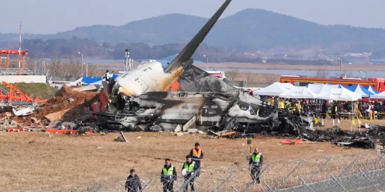 Se estrella e incendia avión en Corea del Sur; al menos 120 muertos