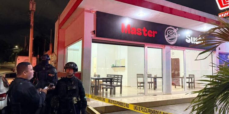Ejecutan con AK-47 y frente a sus comensales al propietario de un Sushi en la Esperanza