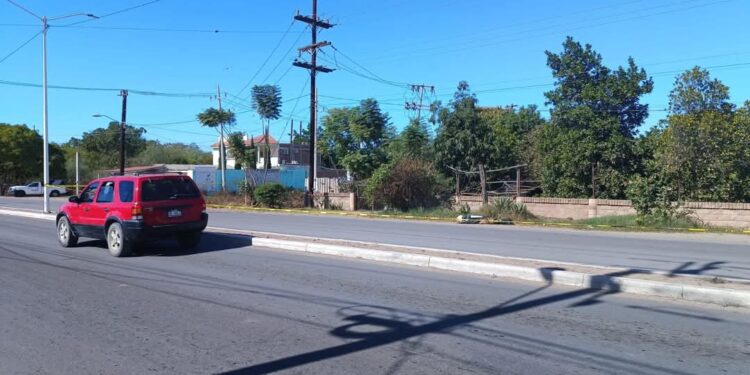 En pleno medio día tiran cadáver envuelto en plásticos negros en Costa Rica