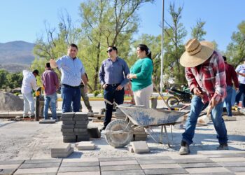 Alcalde de Badiraguato supervisa los trabajos de construcción del Puente Bimodal