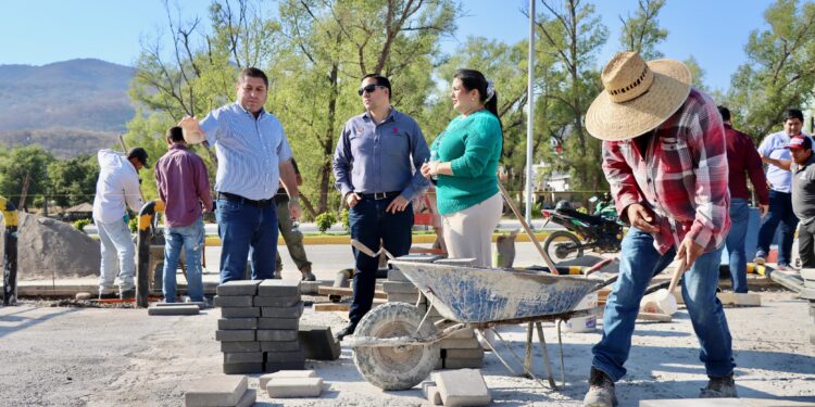 Alcalde de Badiraguato supervisa los trabajos de construcción del Puente Bimodal
