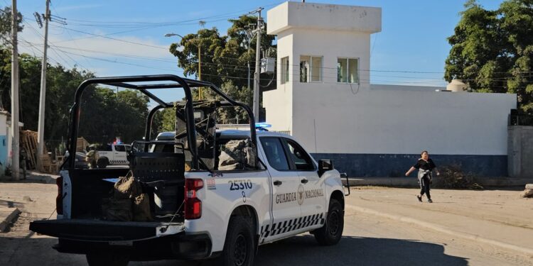 Hombres armados atacan a balazos la base de la PEP en Villa Juárez, Navolato