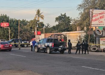 Abandonan a un “encobijado” con narcomensajes escritos en cartulinas en el ejido Canan