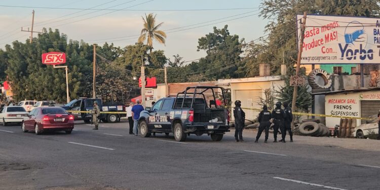 Abandonan a un “encobijado” con narcomensajes escritos en cartulinas en el ejido Canan