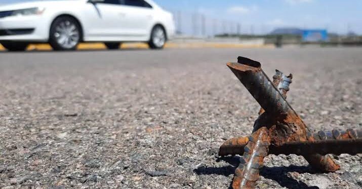 Buscan castigar hasta con 8 años de cárcel a quienes elaboren, transporten y arrojen ponchallantas en Sinaloa