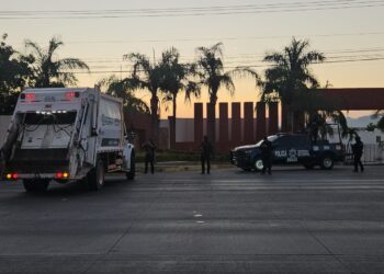 Despojan tres camiones recolectores de basura para bloquear la carretera a Imala
