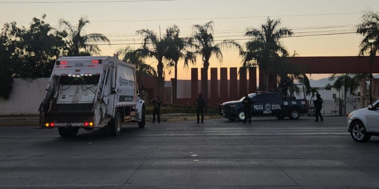 Despojan tres camiones recolectores de basura para bloquear la carretera a Imala