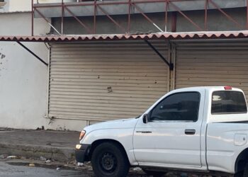Grupo armado ataca a balazos locales comerciales en la Jorge Almada