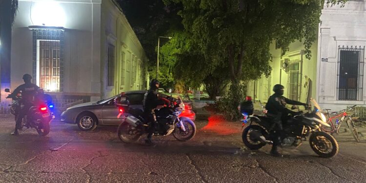 Lanzan “ponchallantas” sobre el puente Teófilo Noris; tres vehículos resultan dañados