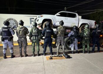 Aseguran camioneta con reporte de robo, equipo táctico y municiones en Navolato