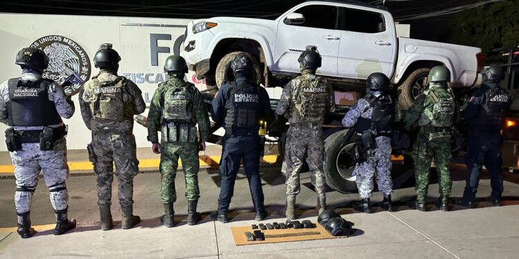 Aseguran camioneta con reporte de robo, equipo táctico y municiones en Navolato