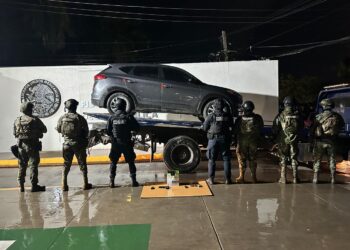 Grupo interinstitucional asegura vehículo con armas y ponchallantas en Culiacán