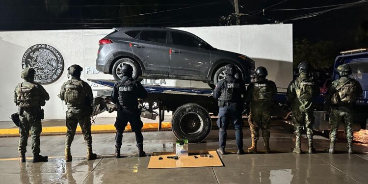 Grupo interinstitucional asegura vehículo con armas y ponchallantas en Culiacán