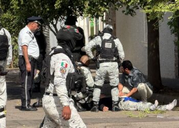 Efectivo de la Guardia Nacional resulta herido al chocar motocicleta contra un auto
