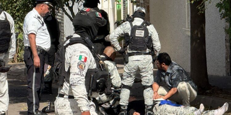 Efectivo de la Guardia Nacional resulta herido al chocar motocicleta contra un auto