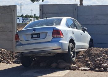 Grupo armado ataca a balazos a joven de “carro a carro” y luego lo “levantan”